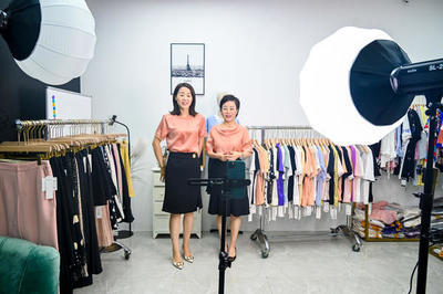 她在鄭州曾靠服裝批發一天凈賺10萬,如今轉戰直播帶貨,9個月增粉17萬