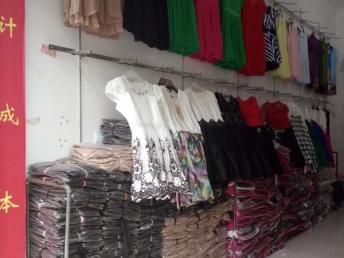 成都服裝、鞋帽、箱包跳樓貨低價(jià)批發(fā)指南 庫(kù)存尾貨助力擺攤開(kāi)店